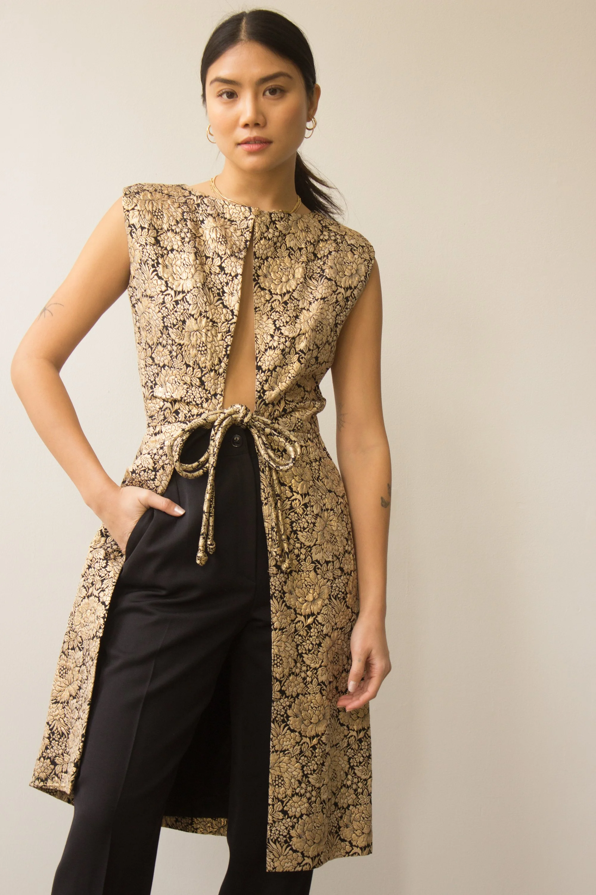 新品 Uhr | ウーア Shirring Jacquard Tunic VIVIAN TUNIC - Black flowerprint – zoey-denmark.com